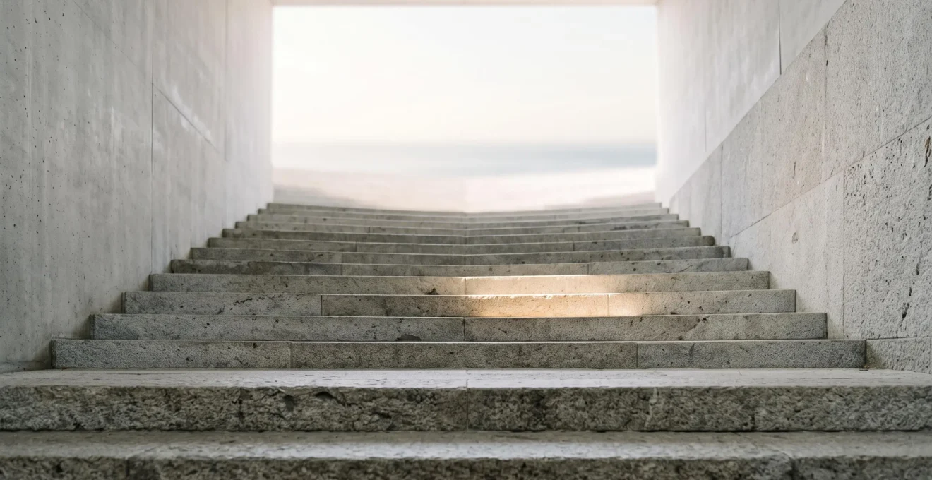 Escalier lumineux symbolisant la progression d'une page web de la position 15 à la position 3 sur Google