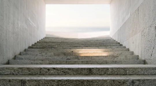 Escalier lumineux symbolisant la progression d'une page web de la position 15 à la position 3 sur Google